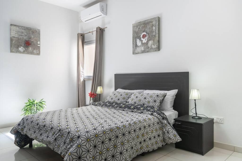 Modern Apt. Close To The Square St. Paul's Bay Bagian luar foto
