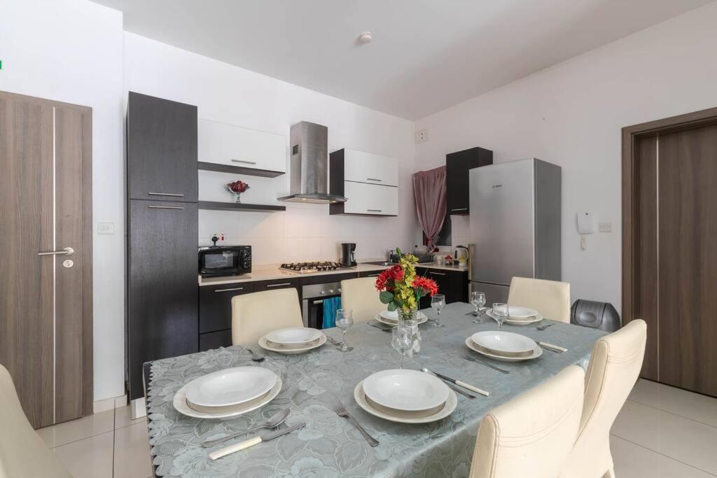 Modern Apt. Close To The Square St. Paul's Bay Bagian luar foto