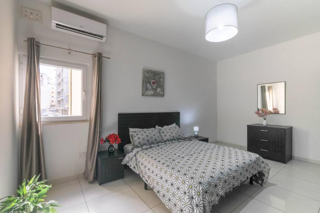 Modern Apt. Close To The Square St. Paul's Bay Bagian luar foto